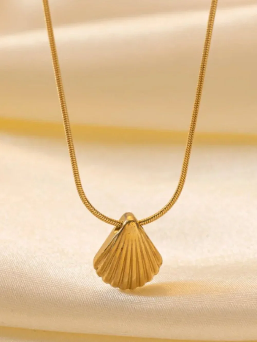 🐚 Seashell Necklace – Gold Stainless Steel